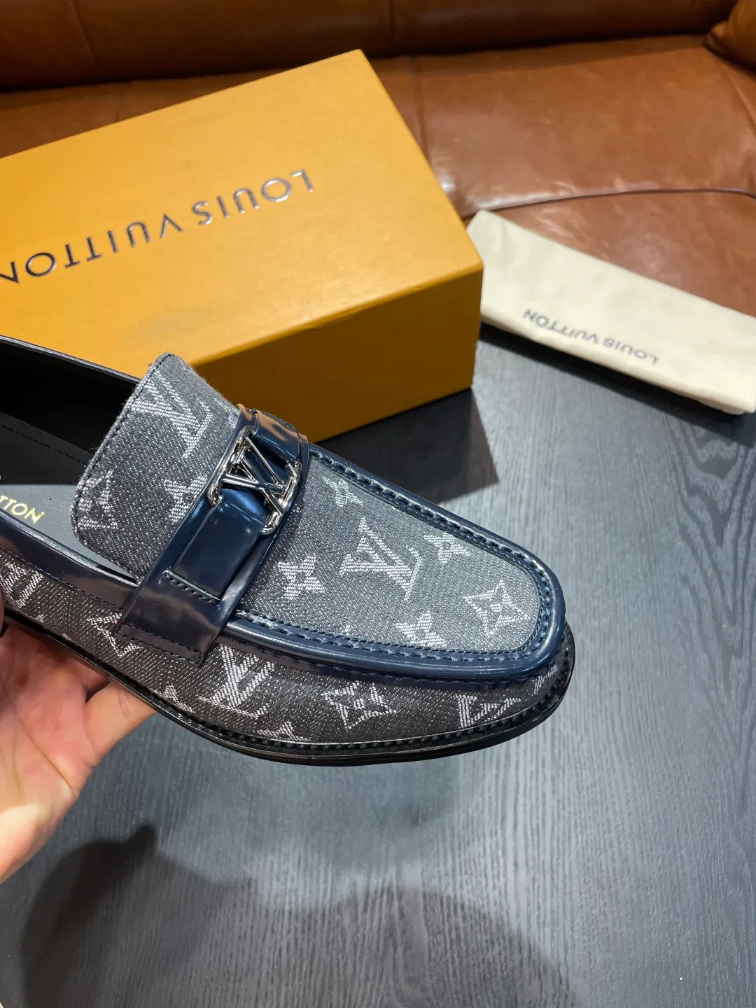 [LV] Leather shoes - High-end quality - Upper: 🔝Tumbled cowhide, Nappa cowhide, brand logo sewn on the shoe body - Inner: cowhide, foot pad; water-dyed cowhide - Outsole: T men's shoes 💰R·Rubber foam; two-color molded outsole -Super high quality control·Fine workmanship: highlighted (high-end·luxury·grade) -Size: 38-44 (45 can be customized)